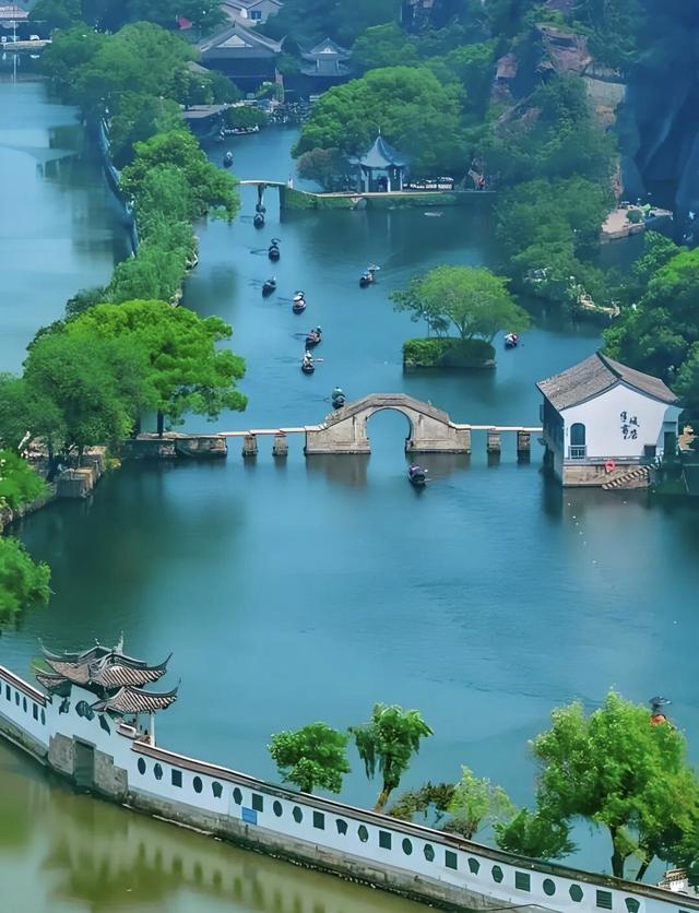 “为什么浙江的景点如此繁多？‘金山银山’背后隐藏的旅游秘密”