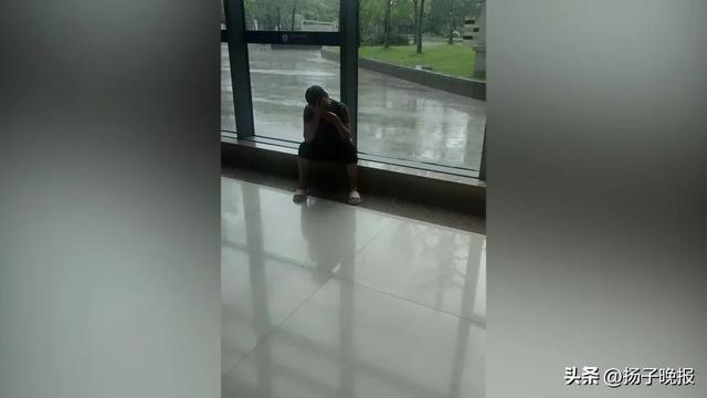 因屋檐滴水之争，62岁男子追杀邻居3口致1死1伤	，案件择期宣判，被害人姐姐：持刀折回，铁了心要杀掉我爸妈