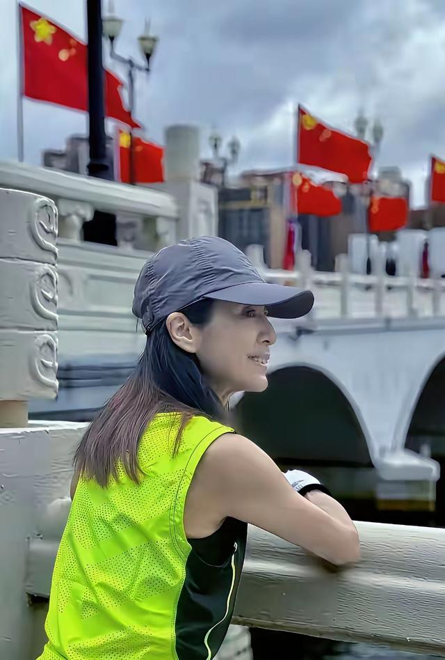 ​米雪今年整整70周岁，这状态也太好了吧，胜过多少50岁的女性