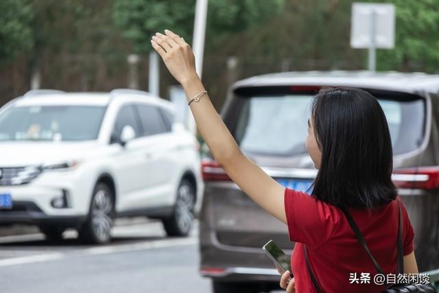 大学生穷游遭网约车司机阴阳，没钱就不要出来玩，穷游出来要饭吗