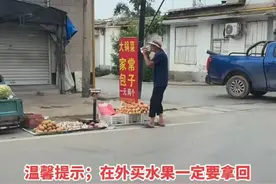 大爷摆摊用嘴给桃子喷水引热议，网友：永远不买老头老太卖的东西图片