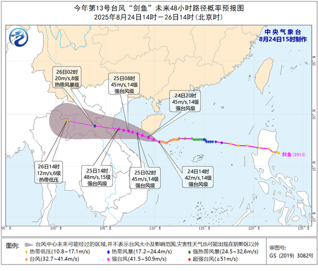 三亚海边巨浪直逼灯塔塔顶