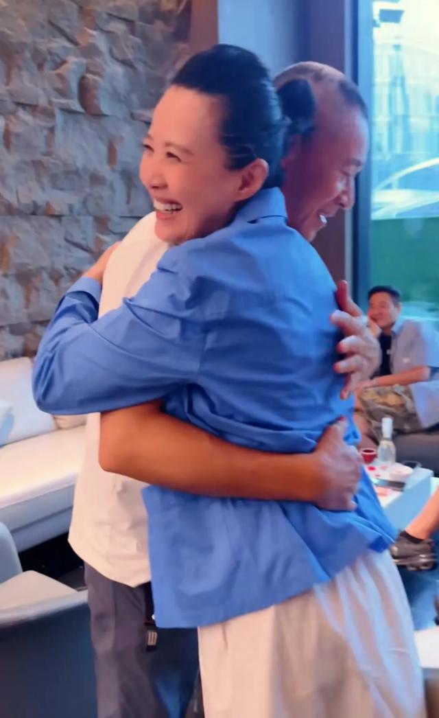 49岁李煜庆祝生日，68岁张丰毅罕见亮相，啜妮和连奕名低调现身！