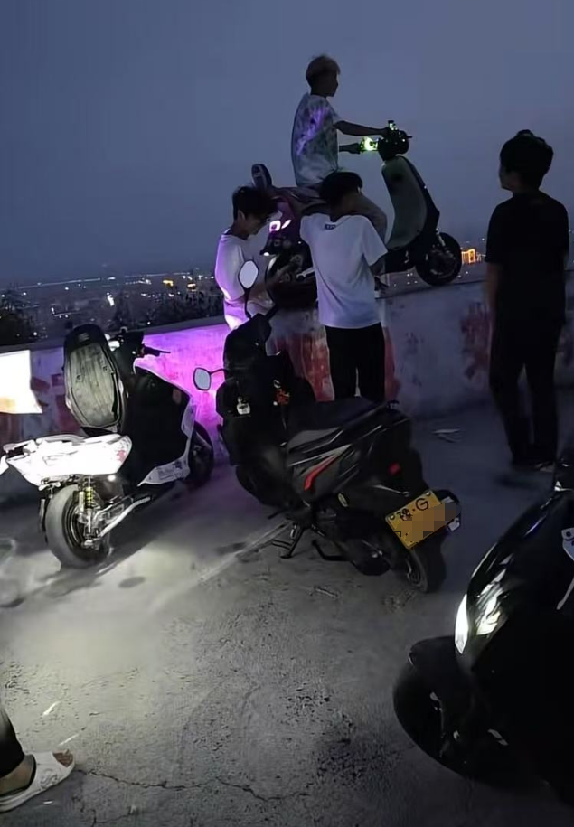 河南辉县交警回应鬼火少年道沿飙车