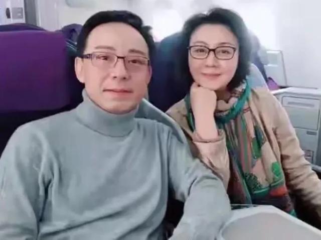 至今未婚未育，身边却有男人陪了近27年！59岁的她才是真人间清醒