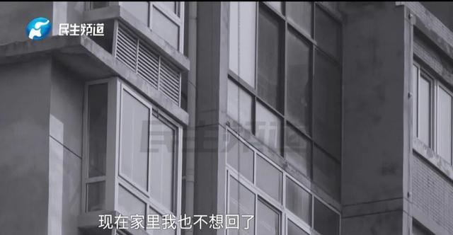 “太恶心了！	”男子回家发现床上躺着一对陌生男女，女的在被窝里，男的还打招呼！妻子回应