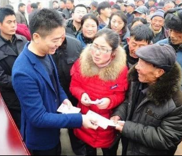 刘强东给老家送年货现场曝光，令人恶心的一幕出现，当场被人制止