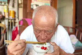 医生警告：若坚持一天只吃两顿饭，不出一年，身体或患上4种疾病图片