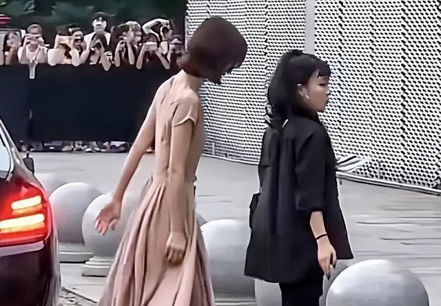 40岁王丽坤沦落到拍短剧，老公被抓2年后，她人中变长，不漂亮了