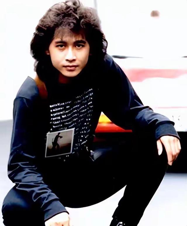 65岁齐秦现状，定居美国，娶小24岁女粉丝为妻，和11岁儿子像爷孙