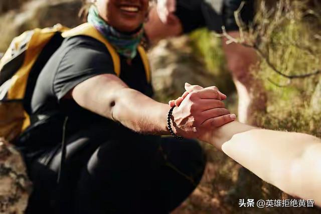 国庆陪爬爆火：女孩子们扛着登山杖，赚的是辛苦更是信任