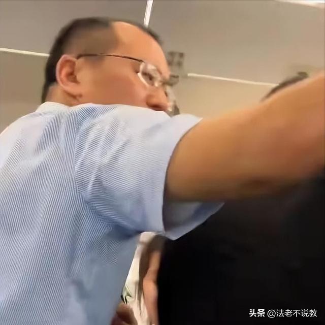 南航飞机群殴后续：警方回应：女子称绝不和解，央视等官媒发声