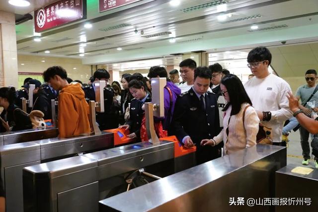国庆假期第三天 五台山景区迎客流高峰多举措 保障游览秩序