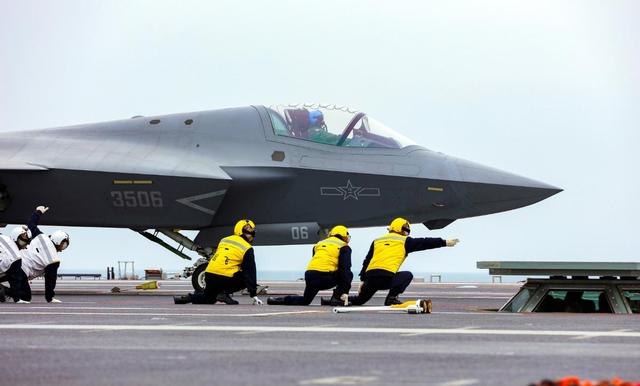 中型机如何逆袭？歼-35靠极致空间与隐身技术，成福建舰核心利刃