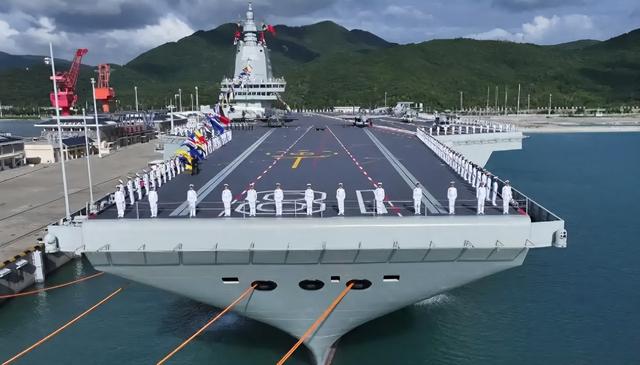 福建舰入列引全球热议，美俄报道画风不同，特朗普急会普京藏玄机