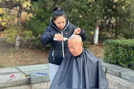90后“全职妈妈” 坚持做公益 3个月为居民义剪超200人次图片