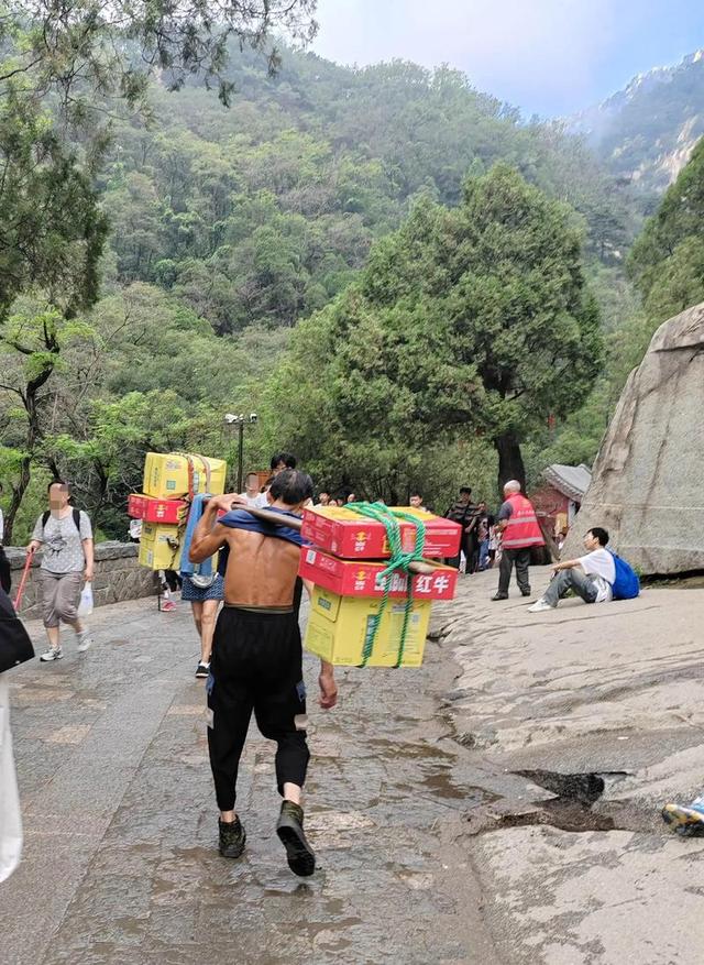 挑山工日均爬3趟，老君山不用无人机，地形不允许还是另有盘算？