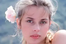 欧洲影坛第一美人：出演《苔丝》18岁爆红，与蟒蛇合影，惊艳世人图片