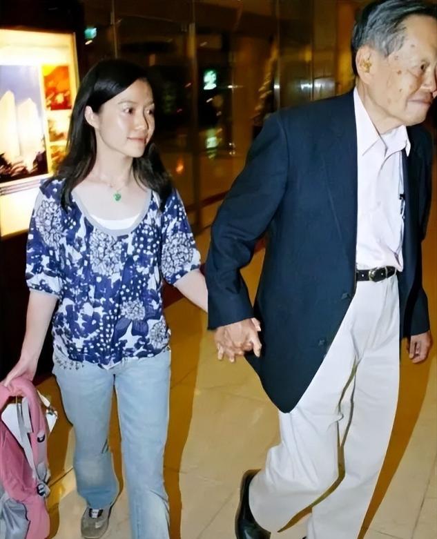 2021年，99岁杨振宁与72岁岳母罕见出镜，头发黑了	，翁帆有些发福