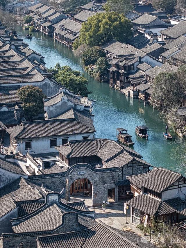 “为什么浙江的景点如此繁多？‘金山银山’背后隐藏的旅游秘密”