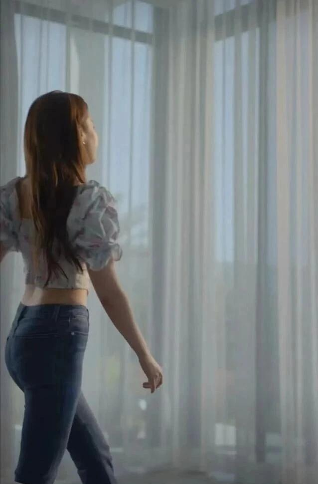 刘亦菲在家玩自拍，不料被镜子“出卖”了，网友直呼：好女人啊！