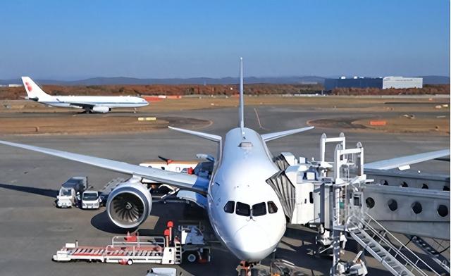 高市亮战争方案不到12小时，49条中日航线取消	，中方罕见升级警告