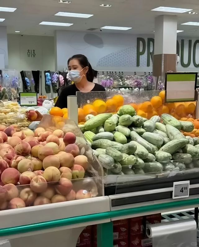 58岁王祖贤温哥华逛菜市场，大腹便便，穿裤衩拖鞋，女神形象全无