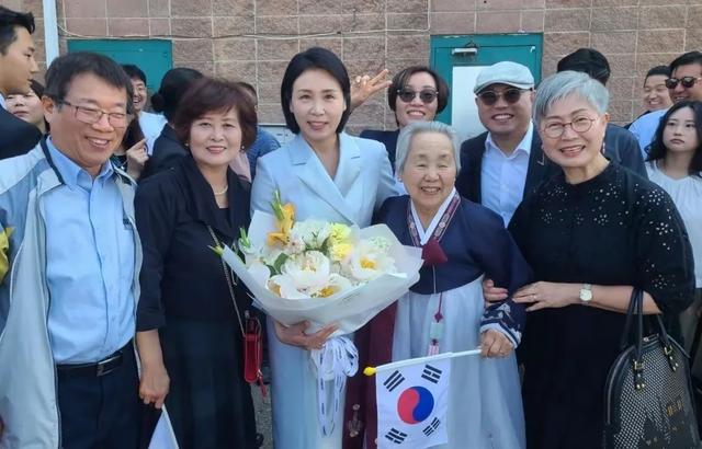 韩国总统夫人真不是一般人！端庄优雅气质超群，打破历史记录了