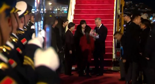 加拿大总理抵达北京	，大冷天就穿一件小风衣，献花小朋友超漂亮