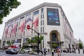 上海知名商场4小时销售破亿！凌晨就有人排队，外国人也在冲！有商家直呼这是“开年来最忙的一天”图片