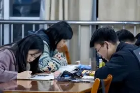 大学生的“内卷”有多可怕，给室友眼镜上锁了，看你还怎么学习？图片