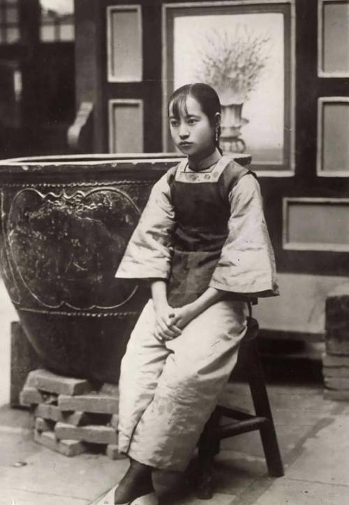 旧社会的老鸨有多狠？窑子里的姑娘，被老鸨变着花样的折磨