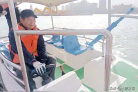 汾河景区有支打捞队 划着小船守护碧水清波图片