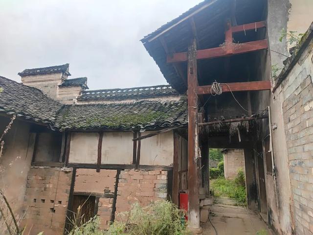 重庆江津山中发现一座荒废寺庙，无人看守，破败不堪
