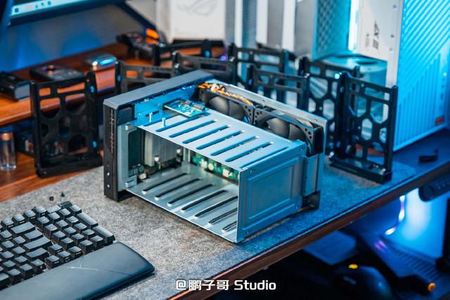 威联通新品NAS Qu805开箱：家用级定价、企业级性能,真香!