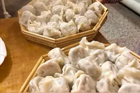 不是，我就开个饺子馆，卖个手工饺子，怎么就这么难，开下去啊图片