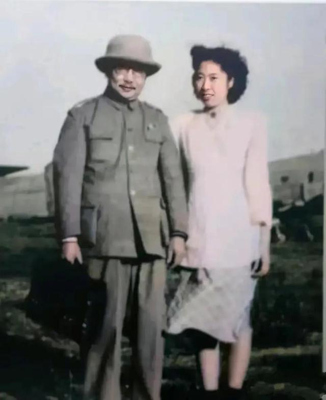 王光美有多漂亮？1940年，19岁的王光美在大学留影，气质不凡