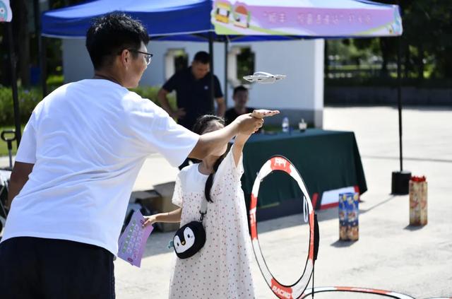 “玫瑰计划”公益徒步开启暖心寻秋之旅——多元互动摊位与自由徒步相结合,打造亲子公益新体验