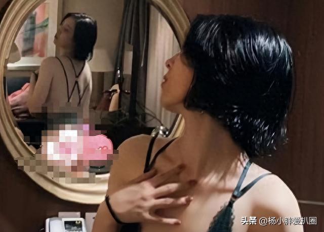 又一个军训女生走光？当众脱衣炫花臂，开放程度堪比“董小姐”