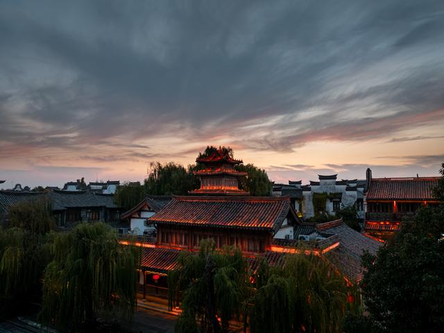 古城的秋天，连晚霞都带着千年的温柔