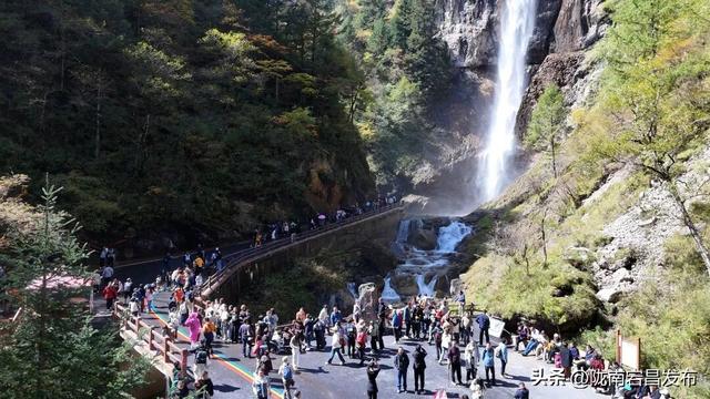 国庆第三日，官鹅沟秋色正浓人气旺