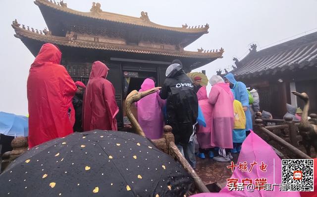 “水墨丹青”醉游人！武当山迎来“双节”客流高峰