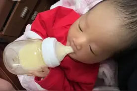 女儿女婿昨晚上带了一晚上孩子，两个人都崩溃了图片