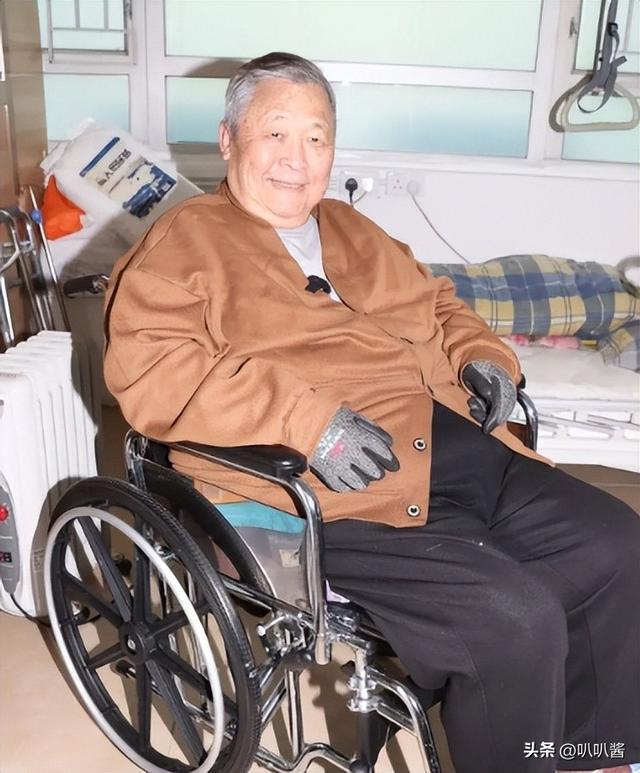 出名后出轨保姆，气死原配，如今77岁的他晚景凄凉，子女与其割席