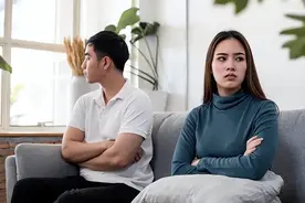 2013年，22岁女大学生乱扔卫生巾，引发命案，55岁男教授被判13年图片