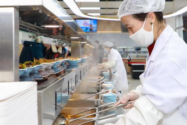 北京下死命令了：在2027年底前，所有中小学必须告别“校外配餐	”