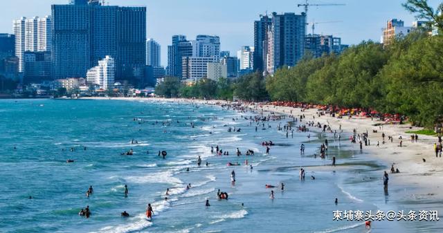 送水节首日 柬埔寨沿海城市吸引众多游客