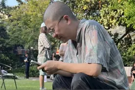 35岁李诞在上海逛公园，不用上班工作，经济自由，生活过得好滋润图片