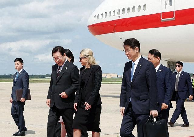 李在明刚抵美，美国就给下马威，先签3500亿文件，否则别见特朗普