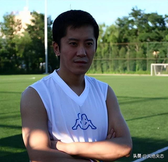 他8次上春晚，作死被捕入狱，今54岁无人问津，老搭档也断了联系